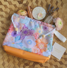 Lade das Bild in den Galerie-Viewer, Sonderpreis wegen Kulistrich am Boden,große Karo Bag, mit viel Liebe handgenäht, Modell: Blütenpracht, orangefarbener Boden
