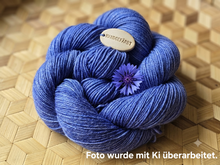 Lade das Bild in den Galerie-Viewer, Kornblümchen,  Velvet Touch, Fingering weight,100 Gramm, 400 Meter, mit Liebe handgefärbt.
