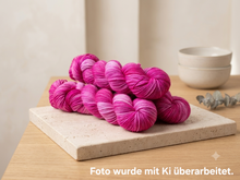 Lade das Bild in den Galerie-Viewer, Miss Piggy,  Velvet Touch, Fingering weight,100 Gramm, 400 Meter, mit Liebe handgefärbt.
