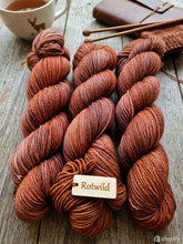 Lade das Bild in den Galerie-Viewer, Naturburschen ,  Velvet Touch, Fingering weight,100 Gramm, 400 Meter, mit Liebe handgefärbt. Farbe: Rotwild
