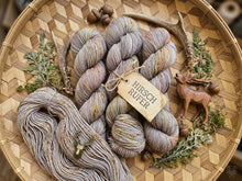Lade das Bild in den Galerie-Viewer, Naturburschen ,  Velvet Touch, Fingering weight,100 Gramm, 400 Meter, mit Liebe handgefärbt. Farbe: Hirschrufer
