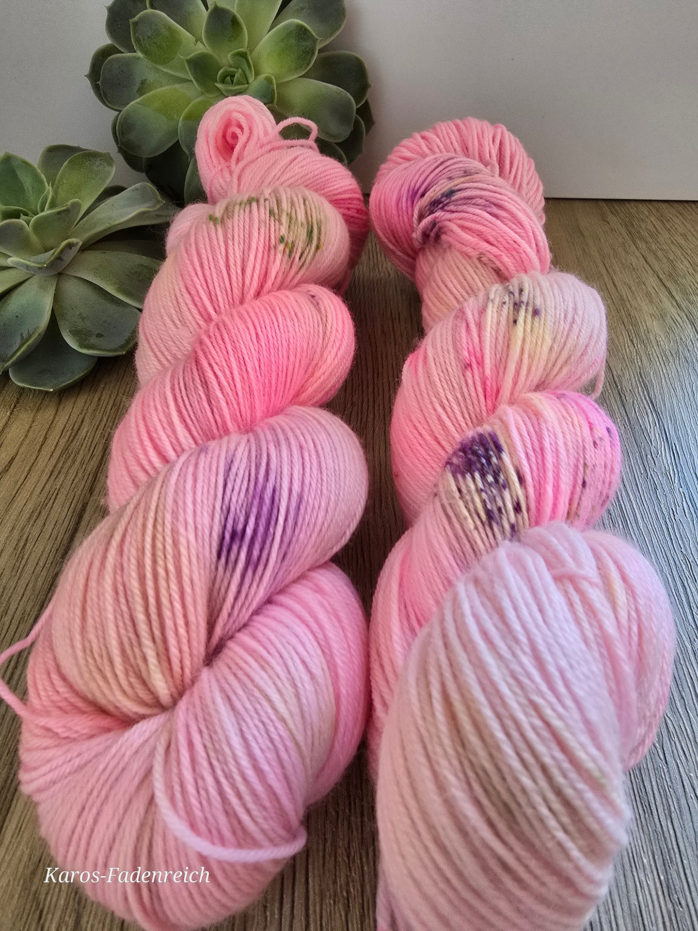 Rosa Zuckerstreusel, Oasis400, Fingering weight,100 Gramm, 400 Meter, mit Liebe handgefärbt.
