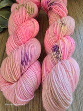 Lade das Bild in den Galerie-Viewer, Rosa Zuckerstreusel, Oasis400, Fingering weight,100 Gramm, 400 Meter, mit Liebe handgefärbt.
