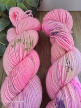 Lade das Bild in den Galerie-Viewer, Rosa Zuckerstreusel, Oasis400, Fingering weight,100 Gramm, 400 Meter, mit Liebe handgefärbt.
