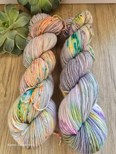 Lade das Bild in den Galerie-Viewer, Regenbogenstaub, Oasis400, Fingering weight,100 Gramm, 400 Meter, mit Liebe handgefärbt.
