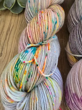 Lade das Bild in den Galerie-Viewer, Regenbogenstaub, Oasis400, Fingering weight,100 Gramm, 400 Meter, mit Liebe handgefärbt.
