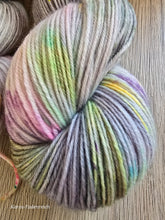Lade das Bild in den Galerie-Viewer, Regenbogenstaub, Oasis400, Fingering weight,100 Gramm, 400 Meter, mit Liebe handgefärbt.
