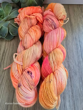 Lade das Bild in den Galerie-Viewer, Flowerpower, Oasis400, Fingering weight,100 Gramm, 400 Meter, mit Liebe handgefärbt.
