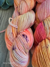 Lade das Bild in den Galerie-Viewer, Flowerpower, Oasis400, Fingering weight,100 Gramm, 400 Meter, mit Liebe handgefärbt.
