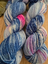 Lade das Bild in den Galerie-Viewer, Cosima, Oasis400, Fingering weight,100 Gramm, 400 Meter, mit Liebe handgefärbt.
