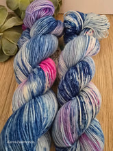 Lade das Bild in den Galerie-Viewer, Cosima, Oasis400, Fingering weight,100 Gramm, 400 Meter, mit Liebe handgefärbt.
