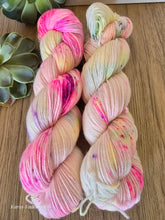 Lade das Bild in den Galerie-Viewer, Hubba Bubba 2.0, Oasis400, Fingering weight,100 Gramm, 400 Meter, mit Liebe handgefärbt.
