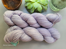 Lade das Bild in den Galerie-Viewer, NATUR Morgendämmerung Oasis400 Velvet Touch, Fingering weight,100 Gramm, 400 Meter, mit Liebe handgefärbt.
