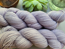 Lade das Bild in den Galerie-Viewer, NATUR Morgendämmerung Oasis400 Velvet Touch, Fingering weight,100 Gramm, 400 Meter, mit Liebe handgefärbt.
