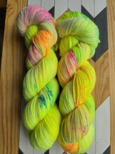 Lade das Bild in den Galerie-Viewer, NEON!! Lachgummi  Velvet Touch, Fingering weight,100 Gramm, 400 Meter, mit Liebe handgefärbt. )
