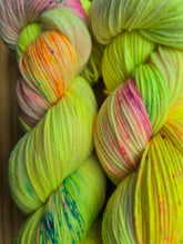 Lade das Bild in den Galerie-Viewer, NEON!! Lachgummi  Velvet Touch, Fingering weight,100 Gramm, 400 Meter, mit Liebe handgefärbt. )
