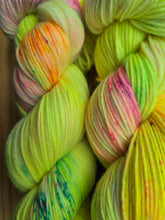 Lade das Bild in den Galerie-Viewer, NEON!! Lachgummi  Velvet Touch, Fingering weight,100 Gramm, 400 Meter, mit Liebe handgefärbt. )
