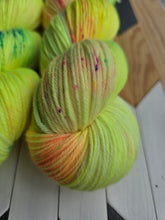 Lade das Bild in den Galerie-Viewer, NEON!! Lachgummi  Velvet Touch, Fingering weight,100 Gramm, 400 Meter, mit Liebe handgefärbt. )
