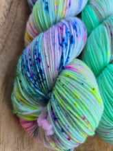 Lade das Bild in den Galerie-Viewer, Peppermint Paddy Velvet Touch, Fingering weight,100 Gramm, 400 Meter, mit Liebe handgefärbt.
