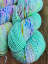 Lade das Bild in den Galerie-Viewer, Peppermint Paddy Velvet Touch, Fingering weight,100 Gramm, 400 Meter, mit Liebe handgefärbt.
