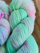 Lade das Bild in den Galerie-Viewer, Peppermint Paddy Velvet Touch, Fingering weight,100 Gramm, 400 Meter, mit Liebe handgefärbt.
