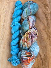 Lade das Bild in den Galerie-Viewer, Starbreeze Lufttänzer und Wolkenfreundin  Velvet Touch, Fingering weight,100 Gramm + MiniSkein 400 Meter + 80 Meter, mit Liebe handgefärbt. FARBE: Teal
