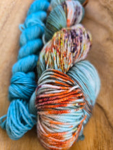 Lade das Bild in den Galerie-Viewer, Starbreeze Lufttänzer und Wolkenfreundin  Velvet Touch, Fingering weight,100 Gramm + MiniSkein 400 Meter + 80 Meter, mit Liebe handgefärbt. FARBE: Teal
