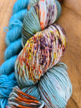 Lade das Bild in den Galerie-Viewer, Starbreeze Lufttänzer und Wolkenfreundin  Velvet Touch, Fingering weight,100 Gramm + MiniSkein 400 Meter + 80 Meter, mit Liebe handgefärbt. FARBE: Teal
