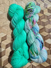 Lade das Bild in den Galerie-Viewer, Sonderpreis, Turteltäubchen,  Velvet Touch, Fingering weight,200 Gramm, 800 Meter, mit Liebe handgefärbt.
