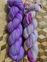 Lade das Bild in den Galerie-Viewer, Sonderpreis, Turteltäubchen,  Velvet Touch, Fingering weight,200 Gramm, 800 Meter, mit Liebe handgefärbt. FARBE: FLIEDER
