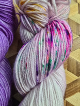 Lade das Bild in den Galerie-Viewer, Sonderpreis, Turteltäubchen,  Velvet Touch, Fingering weight,200 Gramm, 800 Meter, mit Liebe handgefärbt. FARBE: FLIEDER
