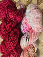 Lade das Bild in den Galerie-Viewer, Sonderpreis, Turteltäubchen,  Velvet Touch, Fingering weight,200 Gramm, 800 Meter, mit Liebe handgefärbt. FARBE: ROT

