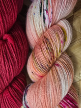 Lade das Bild in den Galerie-Viewer, Sonderpreis, Turteltäubchen,  Velvet Touch, Fingering weight,200 Gramm, 800 Meter, mit Liebe handgefärbt. FARBE: ROT
