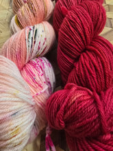 Lade das Bild in den Galerie-Viewer, Sonderpreis, Turteltäubchen,  Velvet Touch, Fingering weight,200 Gramm, 800 Meter, mit Liebe handgefärbt. FARBE: ROT
