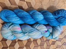 Lade das Bild in den Galerie-Viewer, Sonderpreis, Turteltäubchen,  Velvet Touch, Fingering weight,200 Gramm, 800 Meter, mit Liebe handgefärbt. Farbe: BLAU
