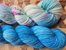 Lade das Bild in den Galerie-Viewer, Sonderpreis, Turteltäubchen,  Velvet Touch, Fingering weight,200 Gramm, 800 Meter, mit Liebe handgefärbt. Farbe: BLAU
