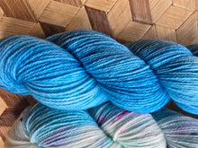 Lade das Bild in den Galerie-Viewer, Sonderpreis, Turteltäubchen,  Velvet Touch, Fingering weight,200 Gramm, 800 Meter, mit Liebe handgefärbt. Farbe: BLAU
