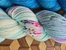 Lade das Bild in den Galerie-Viewer, Sonderpreis, Turteltäubchen,  Velvet Touch, Fingering weight,200 Gramm, 800 Meter, mit Liebe handgefärbt. Farbe: BLAU
