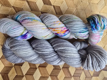 Lade das Bild in den Galerie-Viewer, Sonderpreis, Turteltäubchen,  Velvet Touch, Fingering weight,200 Gramm, 800 Meter, mit Liebe handgefärbt. FARBE: Grau
