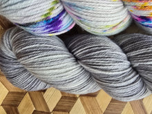 Lade das Bild in den Galerie-Viewer, Sonderpreis, Turteltäubchen,  Velvet Touch, Fingering weight,200 Gramm, 800 Meter, mit Liebe handgefärbt. FARBE: Grau
