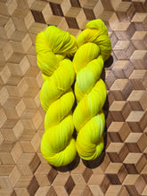Lade das Bild in den Galerie-Viewer, Neonci,  Velvet Touch, Fingering weight,100 Gramm, 400 Meter, mit Liebe handgefärbt.
