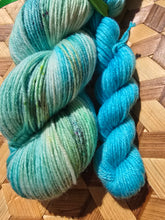Lade das Bild in den Galerie-Viewer, Sommerbrise,  Bamburino, Fingering weight,100 Gramm, 400 Meter + MiniSkein 20 Gramm, mit Liebe handgefärbt.
