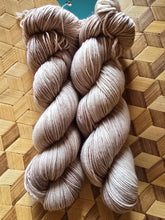 Lade das Bild in den Galerie-Viewer, Latte Macchiato,  Velvet Touch, Fingering weight,100 Gramm, 400 Meter, mit Liebe handgefärbt. )

