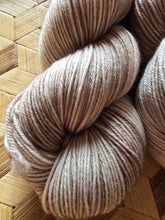 Lade das Bild in den Galerie-Viewer, Latte Macchiato,  Velvet Touch, Fingering weight,100 Gramm, 400 Meter, mit Liebe handgefärbt. )
