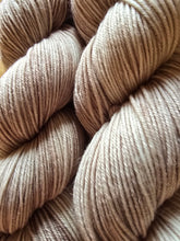 Lade das Bild in den Galerie-Viewer, Latte Macchiato,  Velvet Touch, Fingering weight,100 Gramm, 400 Meter, mit Liebe handgefärbt. )
