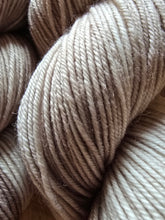 Lade das Bild in den Galerie-Viewer, Latte Macchiato,  Velvet Touch, Fingering weight,100 Gramm, 400 Meter, mit Liebe handgefärbt. )
