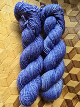Lade das Bild in den Galerie-Viewer, Kornblümchen,  Velvet Touch, Fingering weight,100 Gramm, 400 Meter, mit Liebe handgefärbt.
