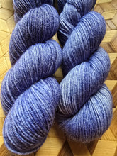 Lade das Bild in den Galerie-Viewer, Kornblümchen,  Velvet Touch, Fingering weight,100 Gramm, 400 Meter, mit Liebe handgefärbt.
