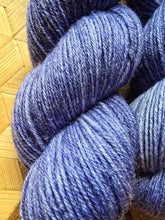 Lade das Bild in den Galerie-Viewer, Kornblümchen,  Velvet Touch, Fingering weight,100 Gramm, 400 Meter, mit Liebe handgefärbt.

