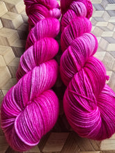 Lade das Bild in den Galerie-Viewer, Miss Piggy,  Velvet Touch, Fingering weight,100 Gramm, 400 Meter, mit Liebe handgefärbt.
